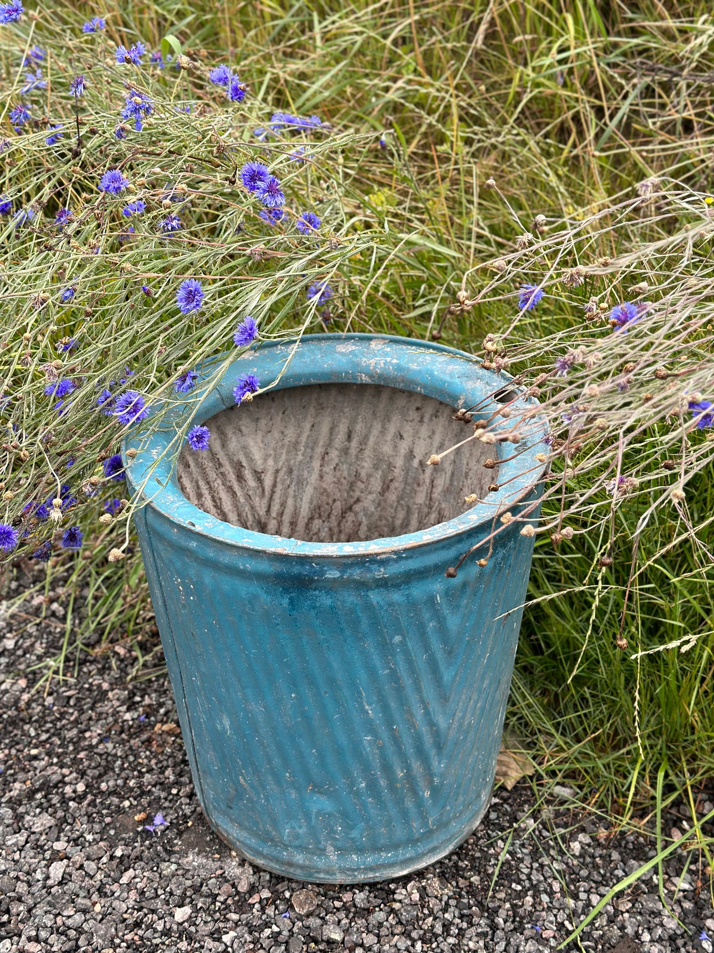 Galvanised ribbed garden tub